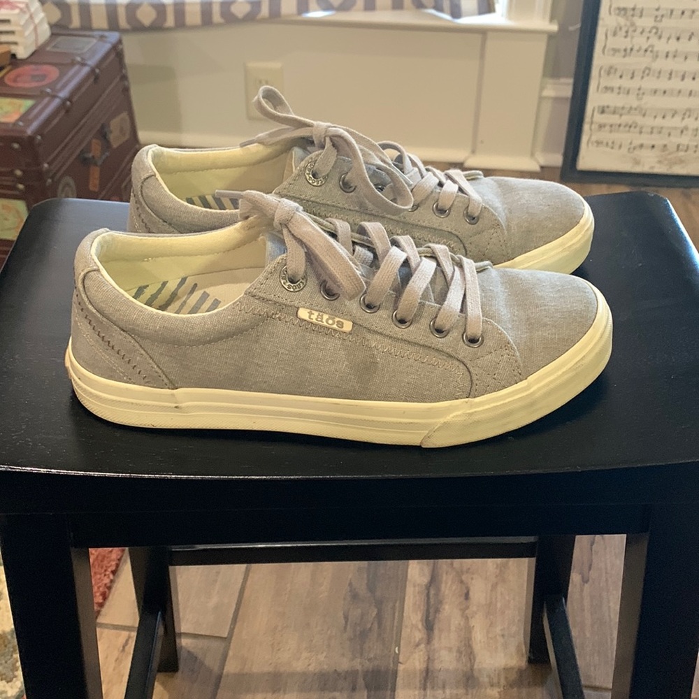 Taos sneakers, neutral linen-look fabric. Gently worn. Excellent arch support!